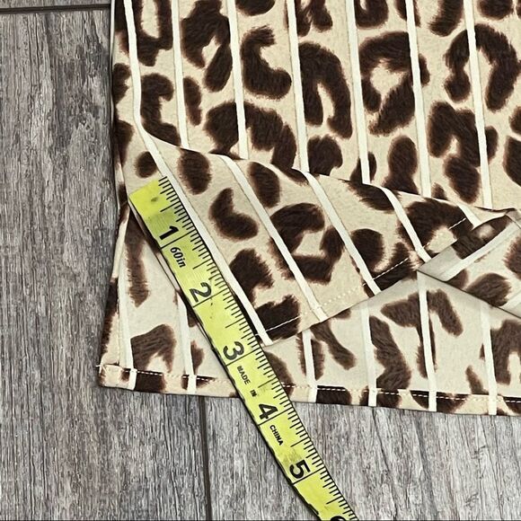 CAbi Ginger Leopard Print Sleeveless Blouse Cut Outs at Neckline Tan Cream Med - Picture 11 of 13